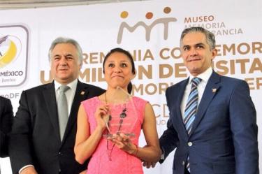 Ana Ambriz estudiante de la UNAM fue reconocida por el jefe de Gobierno del DF, Miguel Ángel Mancera, como visitante un millón del Museo Memoria y Tolerancia. Foto @HectorSerranoC