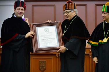 El gobernador Eruviel Ávila Villegas, participó en la investidura con grado de Doctor Honoris Causa de Enrique Carbajal “Sebastián”, por parte de la Universidad Autónoma del Estado de México