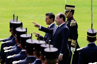 sellan la amistad Al encabezar la ceremonia oficial de bienvenida al mandatario de Francia, François Hollande, en el Campo Marte, el presidente Enrique Peña Nieto, dijo que “hoy, frente al mundo, relanzamos nuestra relación, para hacerla más cercana, más fuerte y con mayores beneficios para nuestras sociedades”.  Después ambos dignatarios atestiguaron la firma de 41 acuerdos en seguridad, energía, educación, medio ambiente y salud.