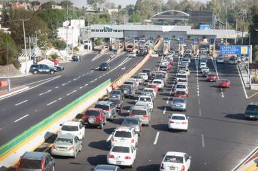 La carreteras permanecen con intenso tránsito vehicular debido a que los vacacionistas regresan al Distrito Federal