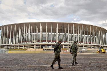Soldados del ejército vigilan los alrededores del Estadio Nacional Mané Garrincha. Foto: AFP