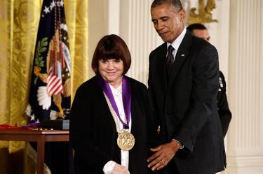 La cantante Linda Ronstadt es distinguida por el presidente Barack Obama con la Medalla Nacional de las Artes y Humanidades. (AP)