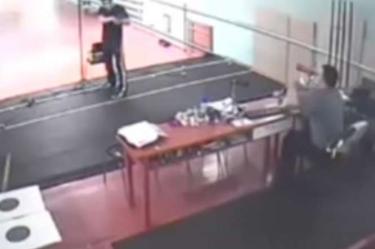 Cuando iba a iniciar su práctica de tiro, un joven de 16 años le disparó a su instructor y lo mató en Rusia