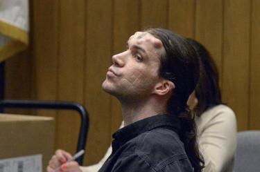 Caius Veiovis luego de escuchar el veredicto de culpable, durante un juicio por el secuestro y muerte de tres personas. FOTO: AP