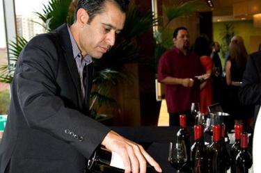 El inmigrante mexicano Alejandro Sotelo Villegas se ha abierto paso en una de las industrias de más abolengo en Estados Unidos, al producir vinos de sus propias uvas y con su propia marca