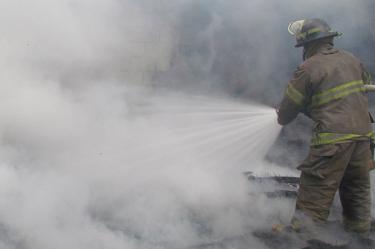 El fuego alcanzó una de las naves industriales de almacenamiento de papel de la comercializadora