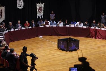 Durante los primeros 30 minutos de que inició la mesa de diálogo, alumnos y autoridades discutieron sobre ese punto, al grado de que hubo acusaciones y algunos enfrentamientos verbales.