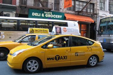 Taxis negros de Uber ‘destierran’ a los icónicos autos amarillos en NY