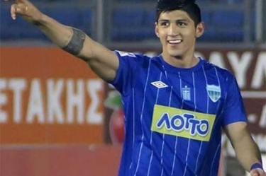 Pulido se hace de un lugar en el 11 inicial de su equipo en Grecia. (Foto tomada de Twitter)