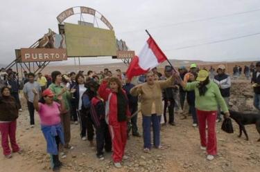 Un muerto y 12 civiles heridos dejó un choque entre la policía y agricultores de un valle en el sur de Perú donde los campesinos se oponen a un proyecto minero del Grupo México