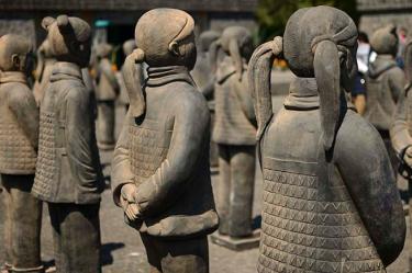 Los Guerreros de Terracota forman parte del mausoleo que hizo construir a su muerte el primer emperador chino, Qin Shihuang, que incluían un ejército a tamaño real de más de 8.000 soldados, músicos, concubinas, entre otros