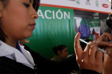 Se informó que en el transcurso de ayer, unos 31 menores presentaron reacciones adversas presuntamente asociadas a la aplicación de estas vacunas.