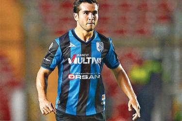 El mediocampista Mario Osuna pide orden ante el conjunto del chileno Carlos Reinoso. Foto: Mexsport