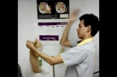 Dos empleados de la cadena de tiendas +Kota fueron grabados maltratando a los animales