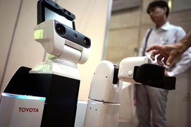 Crea Toyota robot que recoge cosas y ayuda a enfermos