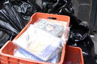 Policías federales aseguraron dos toneladas de libros apócrifos en un operativo realizado en calles de las colonias Guerrero y Centro.