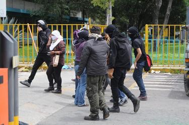 Jóvenes encapuchados mantienen tomadas las instalaciones del Colegio de Ciencias y Humanidades Vallejo. Foto Cuartoscuro