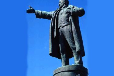 La estatua de Lenin ya se encontraba en estado decrépito, por lo que el escultor tuvo que utilizar materiales especiales para fortalecer el monumento.