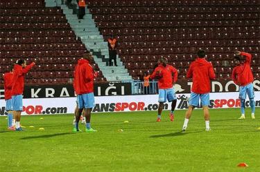 Retienen a árbitro en estadio del Trabzonspor por no marcar un penal (Foto tomada de @Trabzonspor)