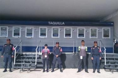 Policías vigilan las instalaciones del Autódromo Hermanos Rodríguez. Foto SSPDF