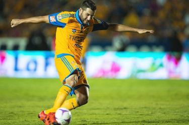 “El fervor es impresionante con un estadio vestido de amarillo. Es una bella experiencia para mí y para mi familia", dice Gignac (Mexsport)