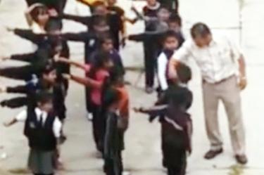 Un video exhibió el maltrato al que el maestro José Cayetano Avelino somete a sus alumnos en Acatzingo, Puebla. Foto: Especial