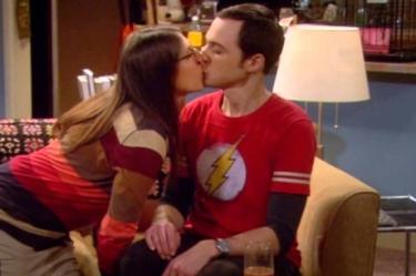 Tras cinco años de novios, por fin los personajes, caracterizados por Jim Parsons y Mayim Bialik, acabarán con su virginidad. (CBS)