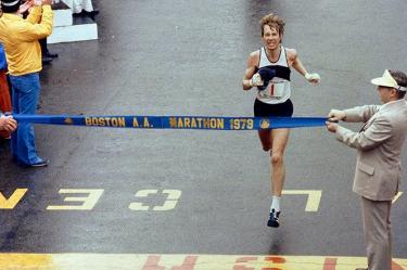 El 16 de abril de 1979, Bill Rodgers gana el Maratón de Boston, el tercero de los cuatro que conquistó. (AP)