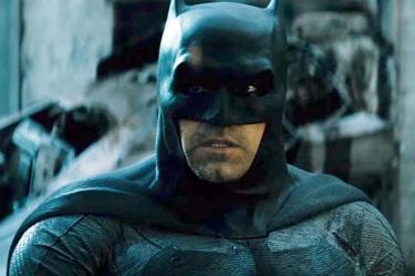 'Batman representa a los seres humanos, los hombres mortales', afirmó el actor a 'Entertainment Weekly' y advirtió 'en un mundo de 'Flashes, Aquamanes y Supermanes, necesitamos a un tío como él'. (DC Comics / Warner Bros.)