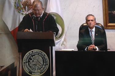Edgar Elías Azar, presidente del TSJDF, felicitó a Miguel Ángel Mancera, titular del GDF, por la aprovación de la reforma política.