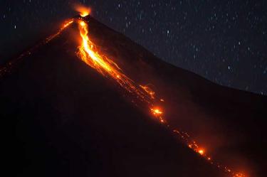Cierran aeropuerto de Guatemala por erupción de volcán de Fuego