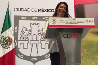 Penélope Campos del PRD creó una distracción para poder abandonar la ALDF.