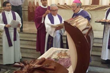 El arzobispo Ulises Macías Salcedo, ofició la ceremonia en la que reconoció el trabajo del emérito en la Iglesia Católica, quien desde sus 48 años se convirtió en arzobispo de la Arquidiócesis de Hermosillo.
