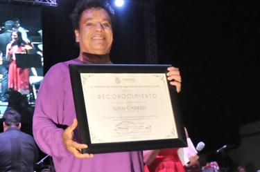 Ataviado en un traje negro y una camisa en tono morado recibió las llaves de la ciudad de manos del alcalde Homero Gamboa Martínez, piezas hechas por artesanos de la zona. (NTX)