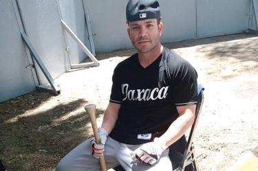 Al venezolano José Altuve le obsequiaron la playera de los Guerreros de Oaxaca y así entrenó en la jaula de bateo previo al encuentro.  Foto: Héctor Linares