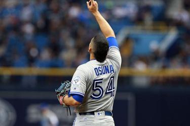 Roberto Osuna salvó el partido ante los Rays de Tampa Bay (Fotos: Reuters)
