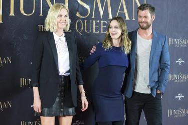 La actriz sudafricana pasa de un personaje muy duro, el de Furiosa en 'Mad Max: Fury Road', al de la malvada reina Ravenna que interpreta por segunda vez en la cinta, donde la acompañan Emily Blunt y Chris Hemsworth. (EFE)