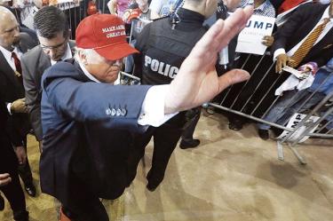 El precandidato presidencial republicano Donald Trump saluda a sus partidarios en Delaware. Foto: AP
