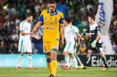 El actual campeón pone en duda su presencia en la liguilla, al caer ante Santos y estar fuera de zona de calificación (Mexsport)