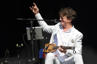 El cantante apareció entre el sonido de las trompetas, trombones y saxofón que lo acompañaban, y con los que instaló un ambiente de celebración con los ritmos balcánicos de su repertorio que duró exactamente 50 minutos. (Notimex)