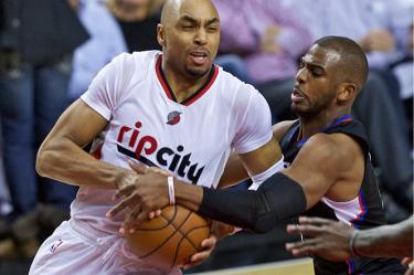 El jugador de los Trail Blazers de Portland Gerald Henderson (izquierda) pierde la bola por un robo de Chris Paul (derecha). Foto: AP