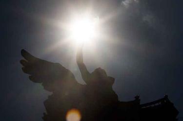La Dirección de Monitoreo Atmosférico informó que la intensidad de los rayos del sol en el Valle de México es de 10 puntos, lo que se considera "muy alta".