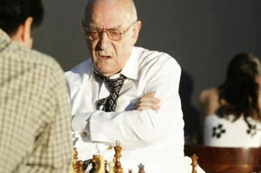 Viktor Korchnoi jugando una partida en 2006, durante el Festival de Ajedrez de la Ciudad de México (AP)