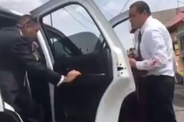 Uno de los escoltas tiene la manga de la camisa manchada de sangre. 