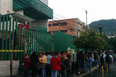 Familiares de los internos permanecen en las afueras del penal. Foto: Héctor Cano