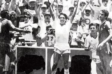 Negrete celebra con los brazos arriba la anotación que le terminó dando el pase a la Selección Mexicana a los cuartos de final en 1986.