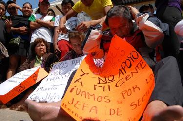 Néstor Caralampio López Aguilar es quien la mañana del 31 de mayo pasado, vestía una playera amarilla al momento en que corta el cabello a una maestra de la tercera edad