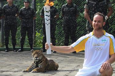 La oficina de prensa del ejército indicó que la jaguar Juma estuvo presente como parte de las ceremonias del lunes en el Centro de Instrucción de Guerra en la Selva en Manaos. (Reuters)