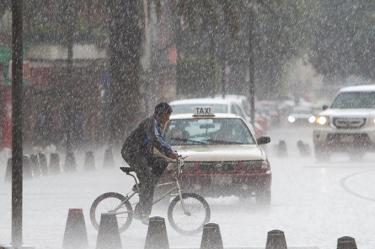 La lluvia que se registra esta madrugada en algunas zonas de la Ciudad de México causó una inundación en la Carretera México-Toluca. Foto Archivo