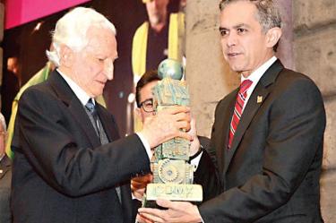 Miguel Ángel Mancera entregó el Premio de Ingeniería Ciudad de México 2016 a Enrique Tamez González. Foto: Especial